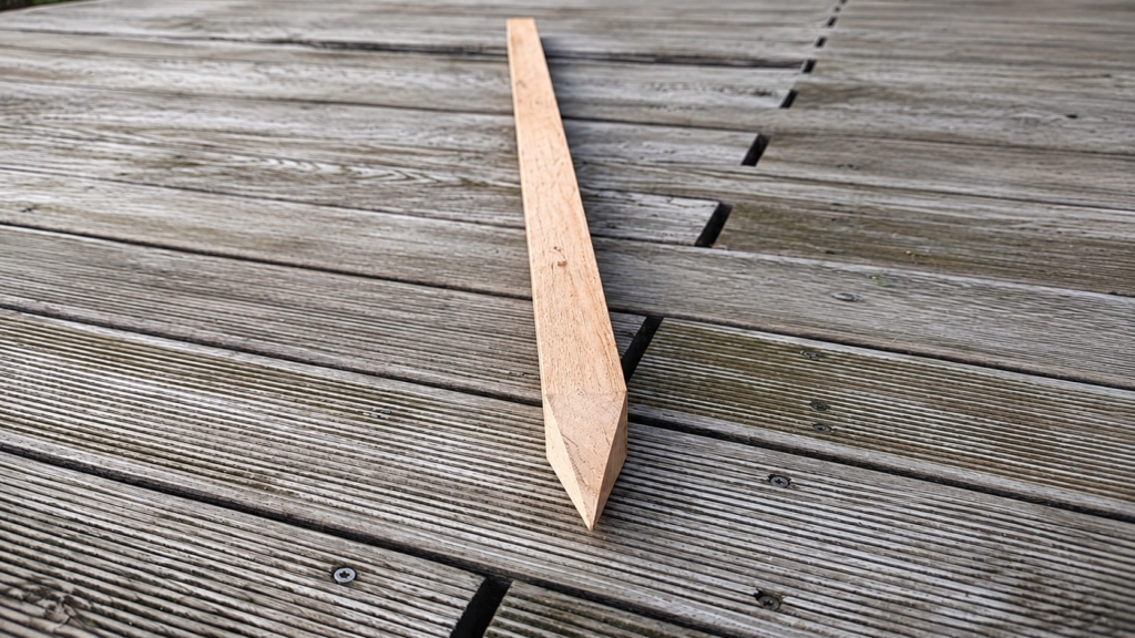 Dubový kůl 4 × 4 cm se čtyřhrannou špicí