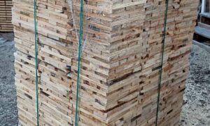 Tvrdé palivo odřezky z prken 33 cm v mohyle