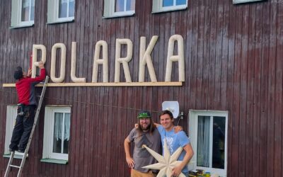 Nápis na horské chalupě 2025