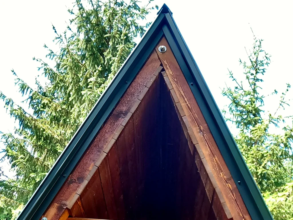 Lesní útulna A – pohledový krov nad stolem
